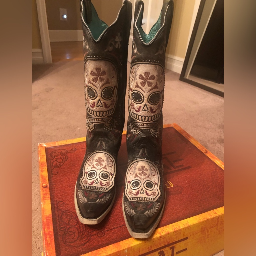 BRAND NEW CORRAL BLACK/WHITE SKULL OVERLAY & EMBROIDERY & STUDS